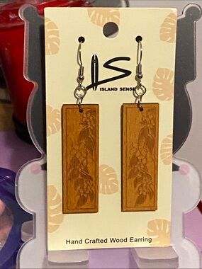 NWT Island Sense Handcrafted Wooden Floral Rectangle Dangle Earrings 🤎🖤
